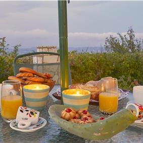 2 bedroom villa with pool, Castellammare del Golfo, sleeps 4